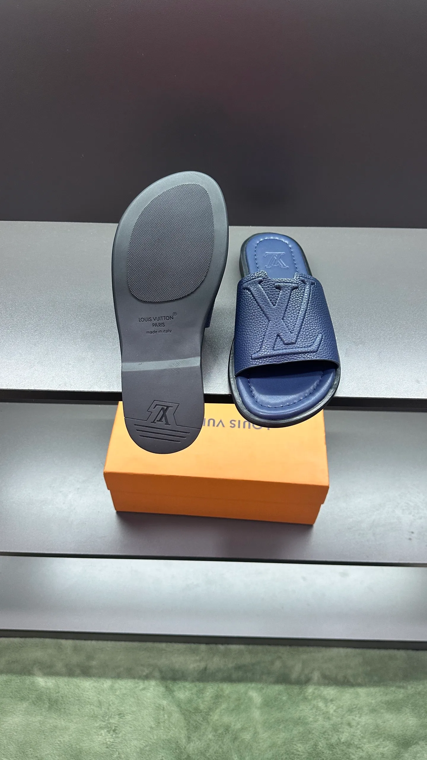 P300 🔍LV Men's Spring and Summer Slippers Counter Synchronization. The uppers are imported cowhide fabrics from Italy, with logo graphics and high-quality craftsmanship. Soles: original soles specially provided by the original factory. Exclusive movable molded soles are super comfortable. Original factory follow-up orders. 🔍🔍High quality. You can enter and leave the counter at will. Welcome to compare. Code number 38-45 No. 058